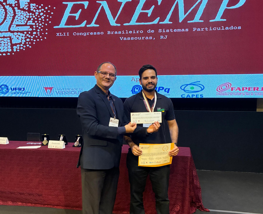 Victor Hugo Rosa Morais, pesquisador do LEF/UFRRJ, na premiação da categoria mestrado do Student Contest do ENEMP 2026